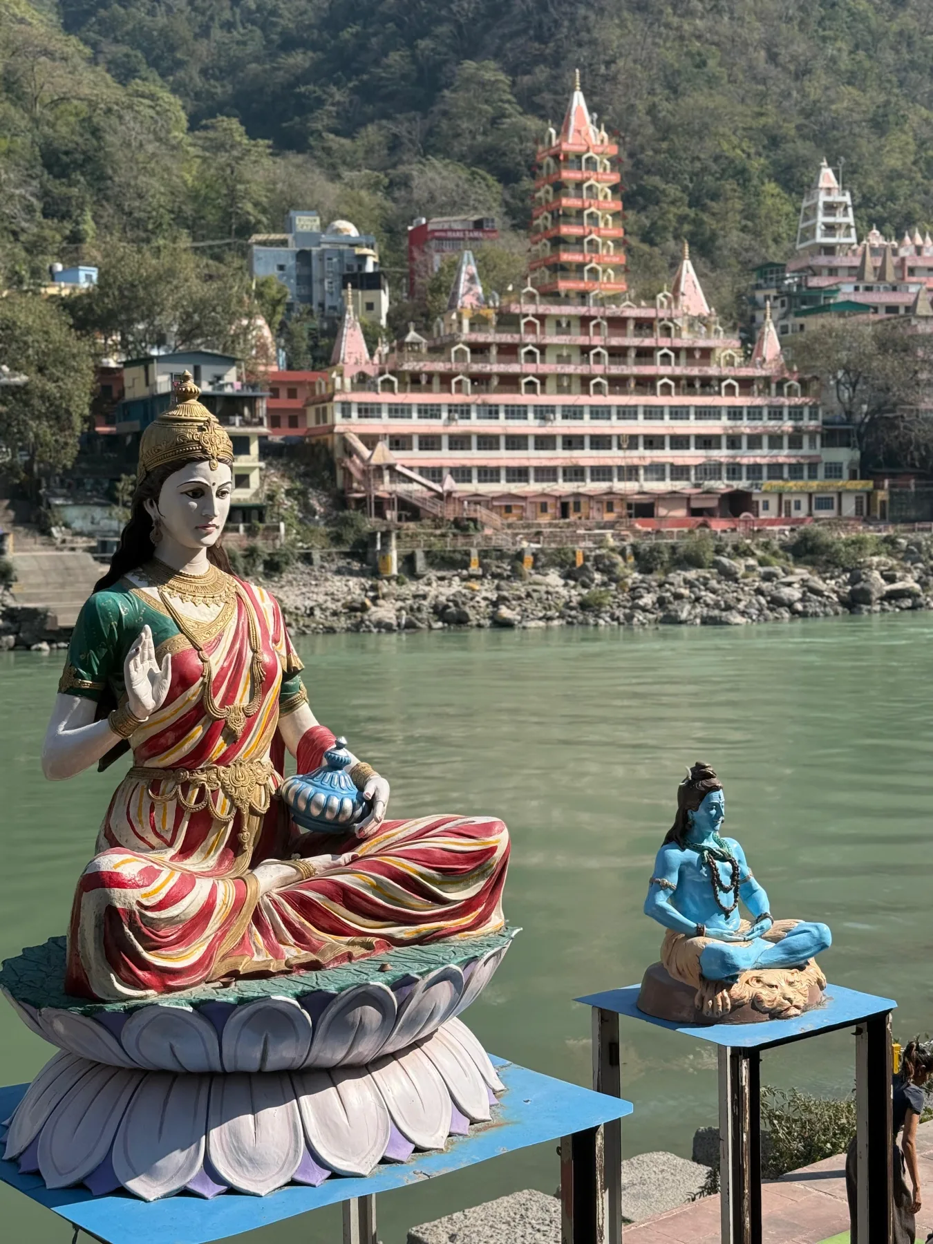 Świątynie i posągi nad Gangesem w Rishikesh